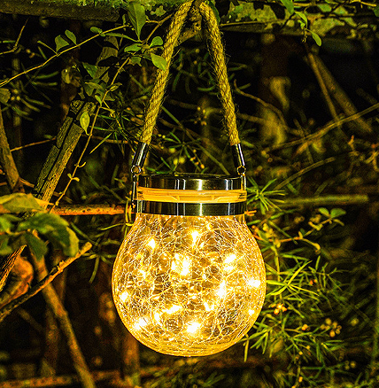 Manfaatkan lampu bertenaga surya dengan baik untuk menciptakan suasana hangat dan nyaman di balkon.